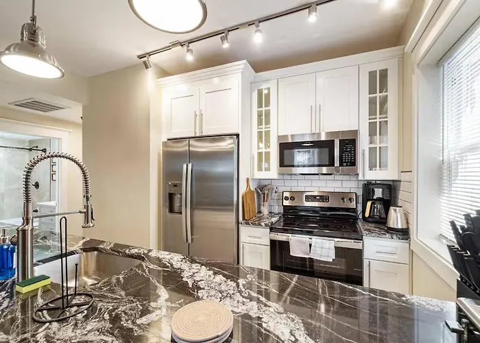 Apartment Stylish Retreat 2br Near Frick Park, Dining Pittsburgh