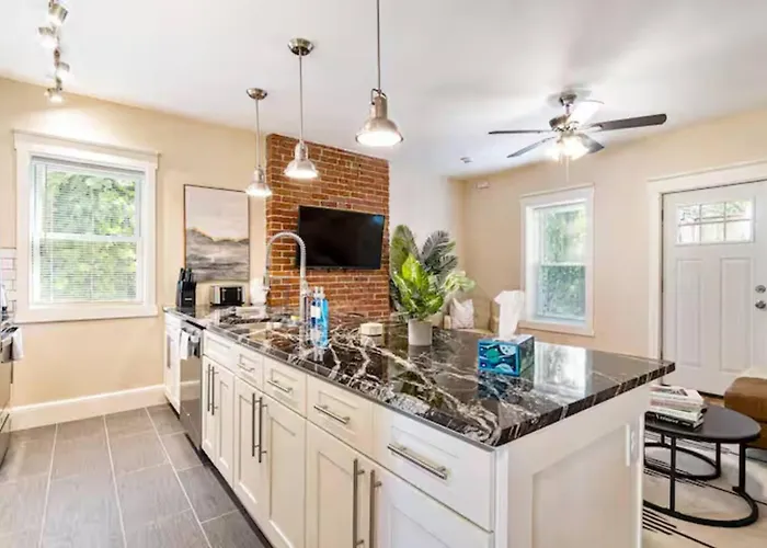 Apartment Stylish Retreat 2br Near Frick Park, Dining