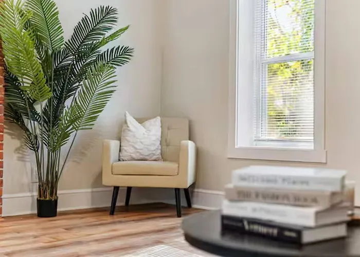 Stylish Retreat 2br Near Frick Park, Dining