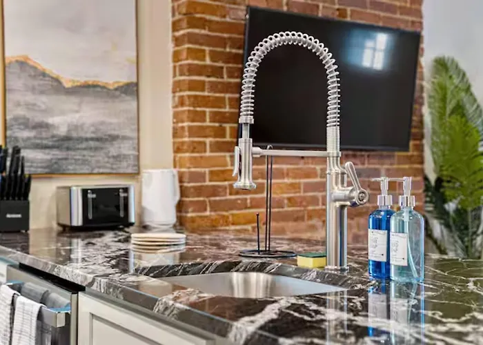 Apartment Stylish Retreat 2br Near Frick Park, Dining *