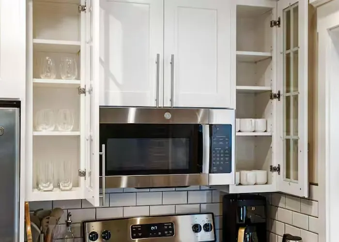 Apartment Stylish Retreat 2br Near Frick Park, Dining
