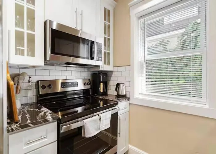 Stylish Retreat 2br Near Frick Park, Dining Apartment