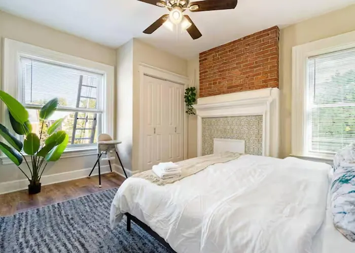Apartment Stylish Retreat 2br Near Frick Park, Dining Pittsburgh