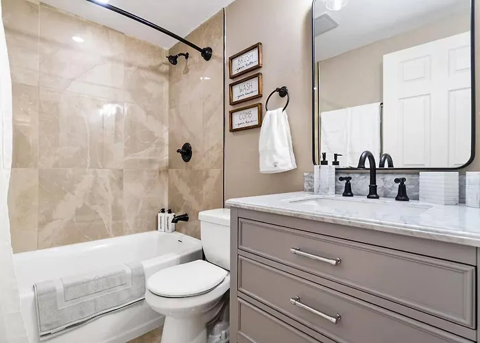 Stylish Retreat 2br Near Frick Park, Dining