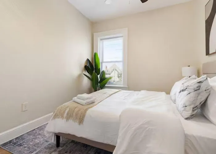 Stylish Retreat 2br Near Frick Park, Dining